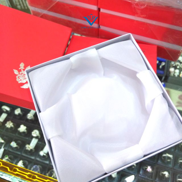 Hộp đựng trang sức lót lụa_ Van jw