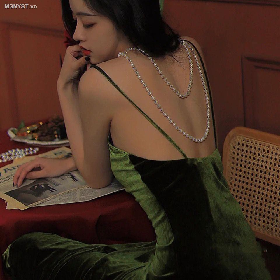 Đầm hai dây vải nhung cổ chữ V hở lưng màu lục phong cách retro Hong Kong quyến rũ