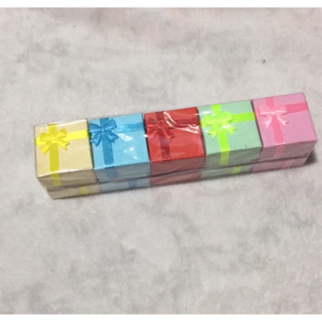 10 hộp đỏ nơ ép, có miếng mút bên trong 4cm x 4cm x 2.5cm