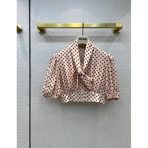 Áo croptop tay bồng cổ thắt nơ hoạ tiết chấm bi thương hiệu Miu Miu cao cấp