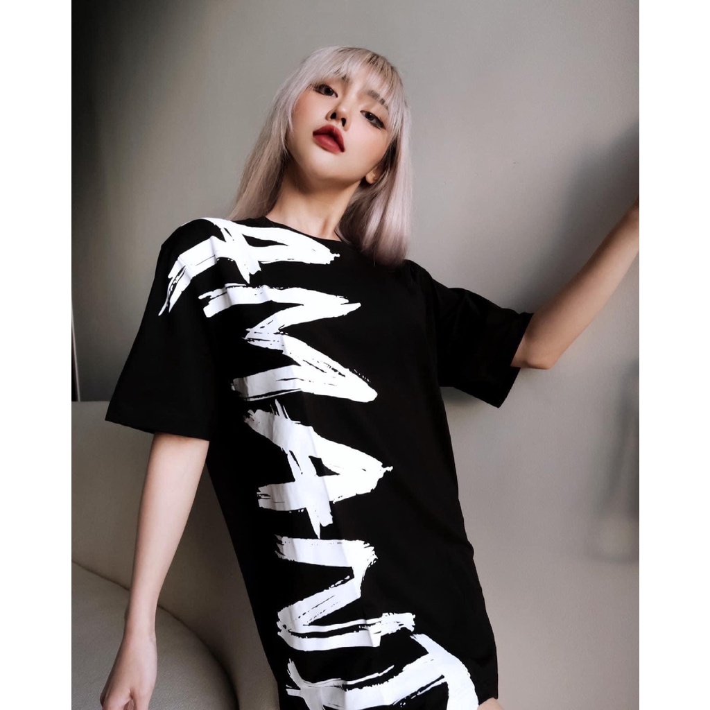 Áo thun Amand Unisex Vertical Text Printed T-Shirt - Black/AT008