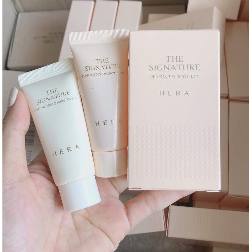 COMBO DẦU TẮM VÀ SỮA DƯỠNG BODY HƯƠNG NƯỚC HOA PHÁP - HERA THE SIGNATURE 20mlx2chai (Date 2023) | BigBuy360 - bigbuy360.vn