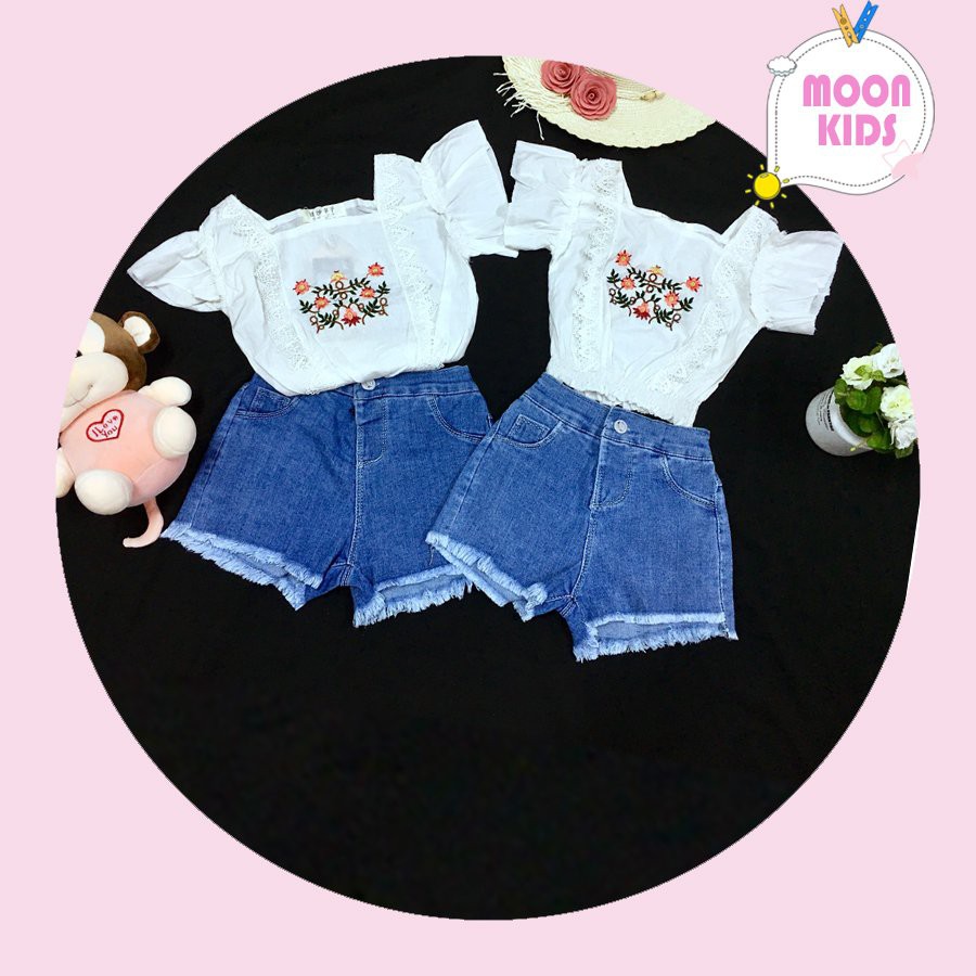 Áo croptop thêu hoa phối quần short jean