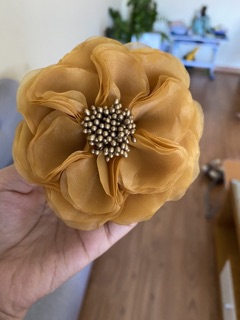 Cài áo màu vàng đồng