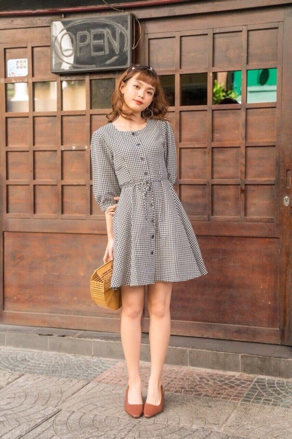 Đầm váy caro đen tay lỡ