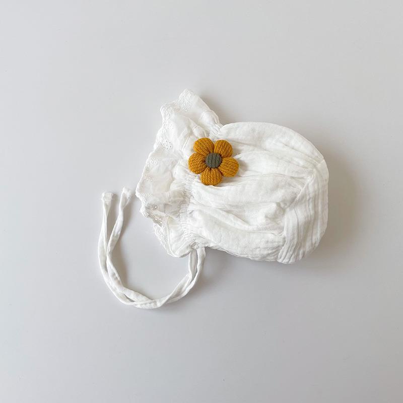 Mũ trắng hoa cúc  vải xô muslin cho bé