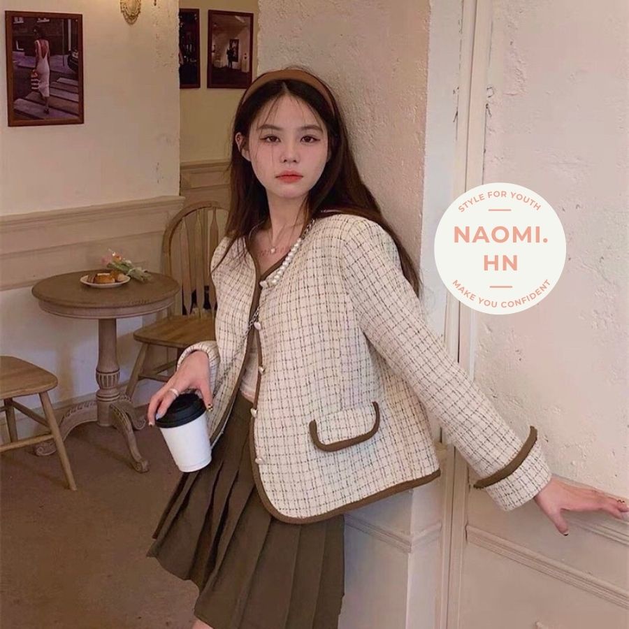 Set áo khoác dạ croptop dài tay viền nâu kèm chân váy tenis nâu ngắn. Áo khoác cadigan dạ kèm chân váy xếp ly.