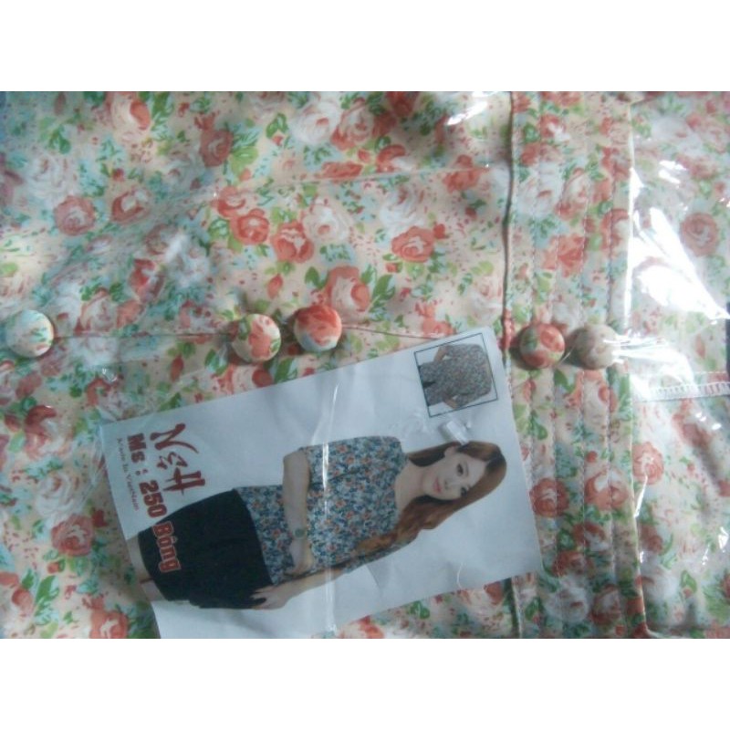 Áo kiểu công sở tay lỡ, cổ vuông, cúc vải