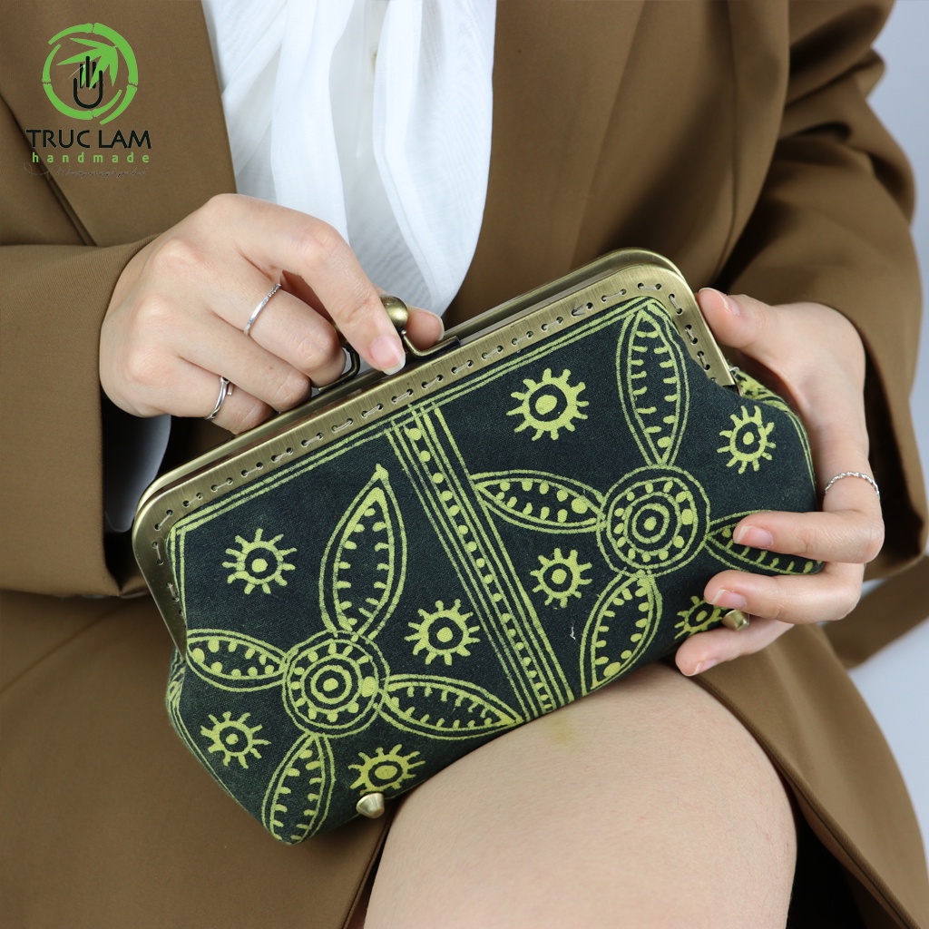 Ví Nữ Dài Cầm Tay Khóa Nẹp Đồng Vải Nhuộm Sáp Ong Họa Tiết Vẽ Tay - Trúc Lâm Handmade