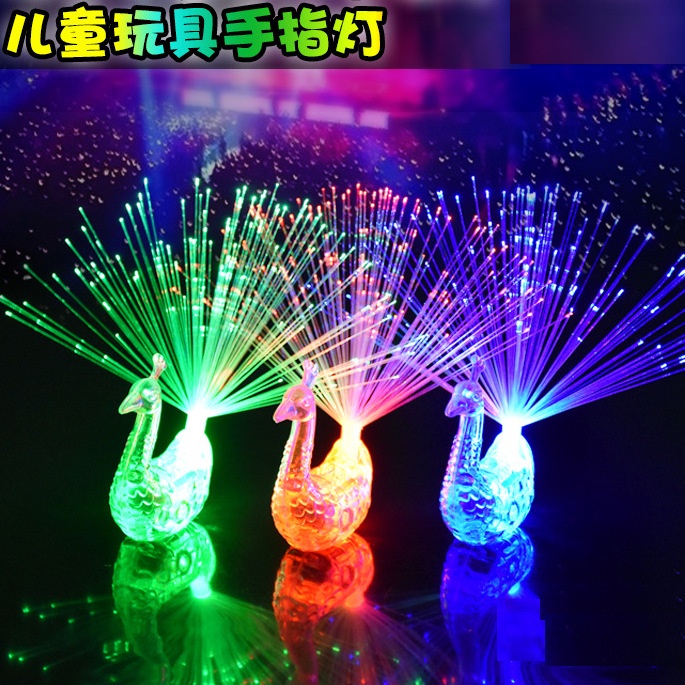 Đèn led đeo ngón tay hình chim công đa sắc màu độc đáo