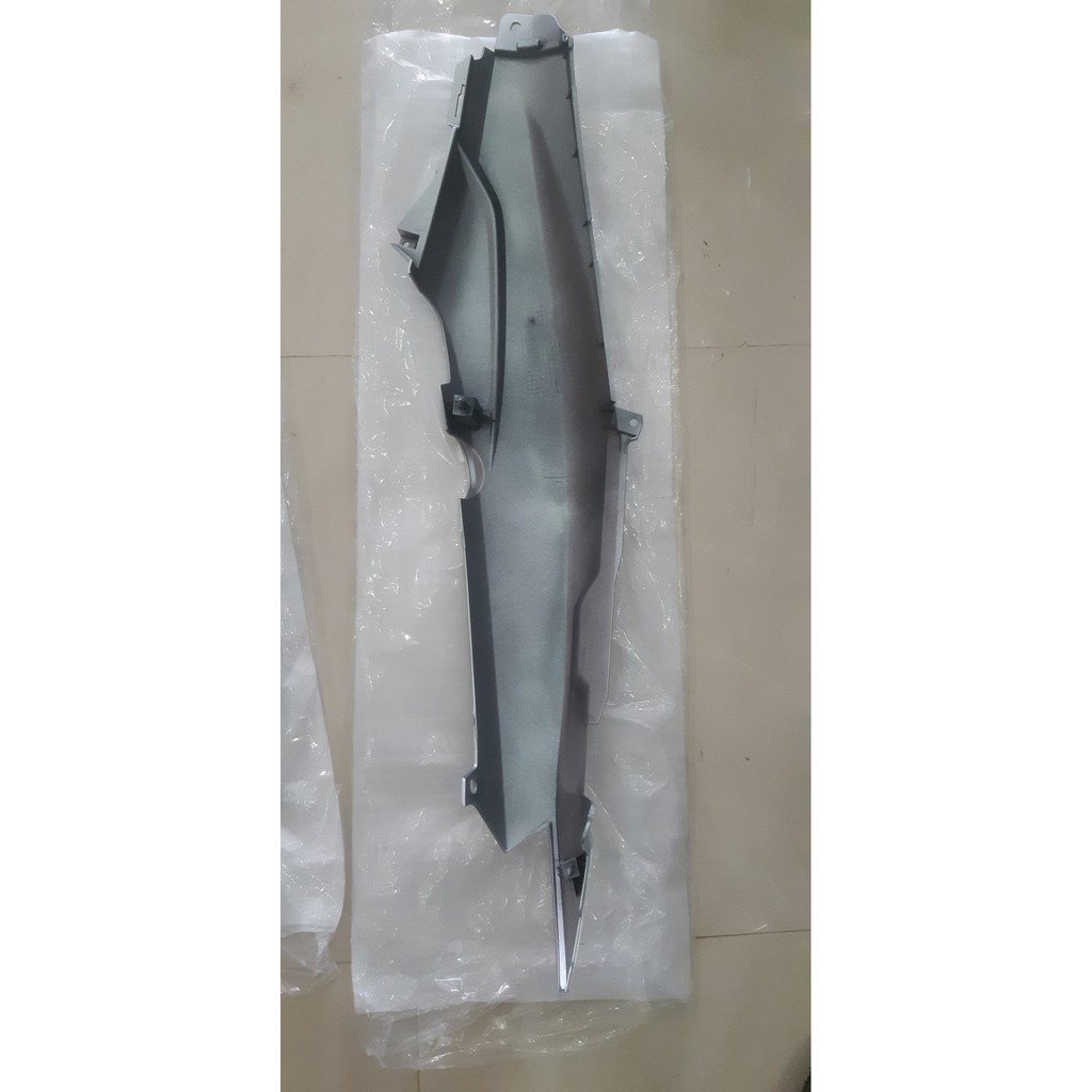 Ốp sườn Sirius bạc mờ Yamaha