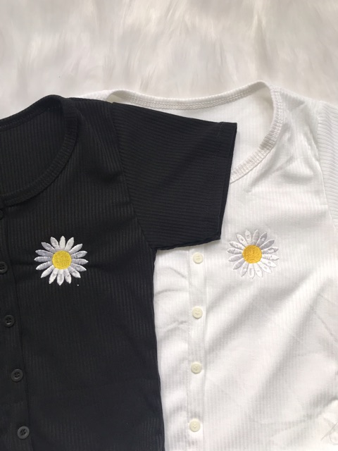 [Mã FAMAYWA giảm 10K đơn 50K] ÁO CROPTOP THUN GÂN THÊU BÔNG CÚC | BigBuy360 - bigbuy360.vn