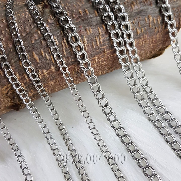 Dây chuyền xích nằm cá tính phù hợp cả nam và nữ.