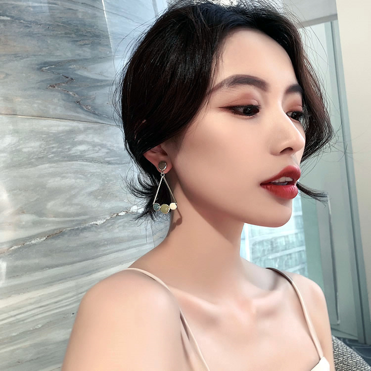 Khuyên tai tạo hình độc đáo thời trang dành cho nữ