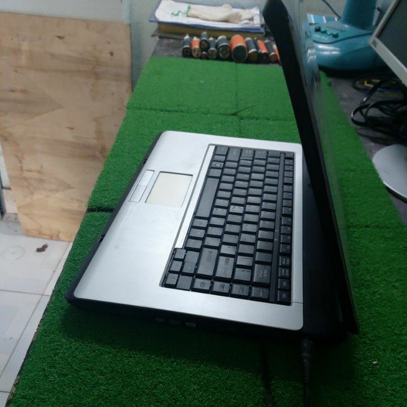 Laptop Toshiba Ram 4Gb Ổ Cứng 250Gb đầy đủ phụ kiện theo máy