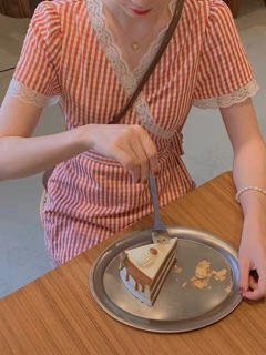 Đ𝚊̂̀𝚖 caro đỏ đắp chéo viền ren thắt eo