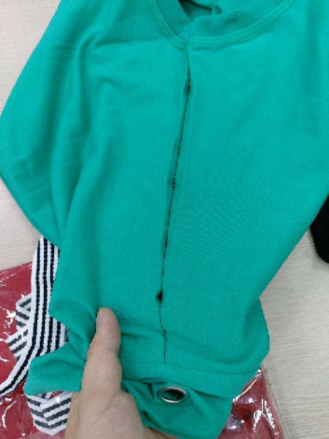 Sp giống hình. Tuy nhiên shop k kiểm tra hàng kỹ nên có áo bị lỗi bung chỉ. Mong shop khi cbi hàng cho kh cẩn thận hơn!