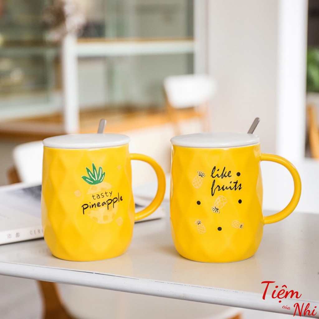Ly sứ có nắp cao cấp in hình quả dứa, dâu, bơ, dưa hấu mùa hè kèm muỗng cà phê 430ml Tiệm Của Nhi LSCN001