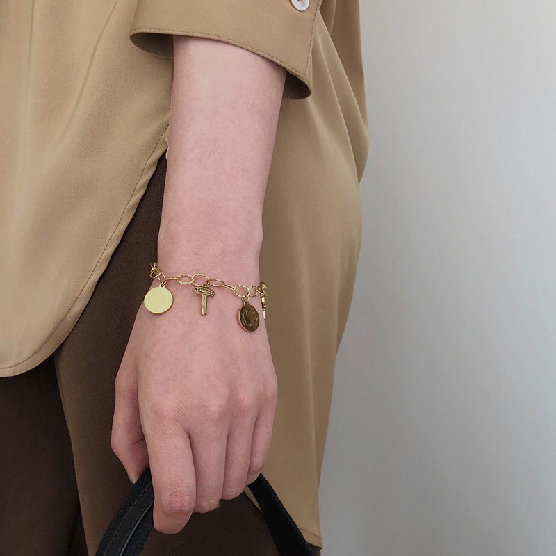 Vòng Tay Thép Titan Màu Vàng Họa Tiết Ngôi Sao Năm Cánh Thời Trang Hàn Quốc Cho Nữ