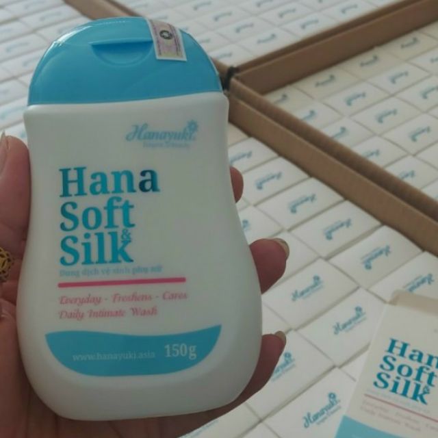 Dung dịch vệ sinh phụ nữ  Hana Soft Silk 150g