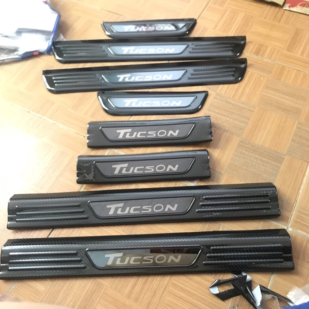 Bộ 8 Nẹp Bước chân Trong + Ngoài Vân carbon Cho Hyundai Tucson Form 2016 - 2021