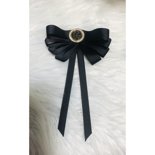 cài áo nơ đen. Phối logo. KT : 10x15cm