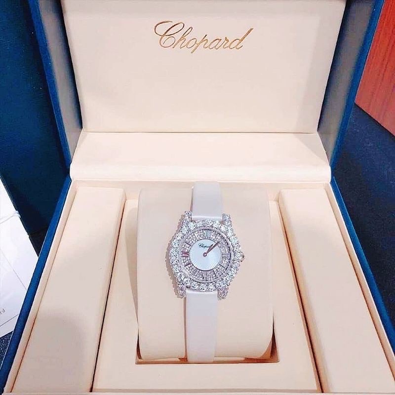 Đồng hồ nữ Chopard mặt đính đá, dây da mềm.