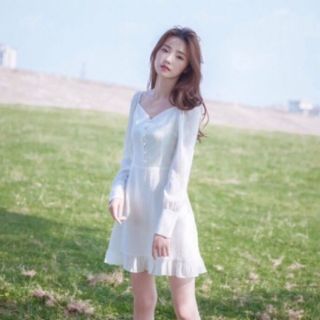 Đầm trắng nút bọc tay dài
