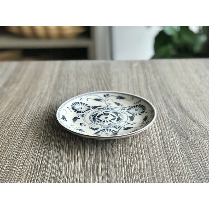 Đĩa tròn men rạn cổ Bát Tràng hoạ tiết vẽ tay hoa cúc dây chàm