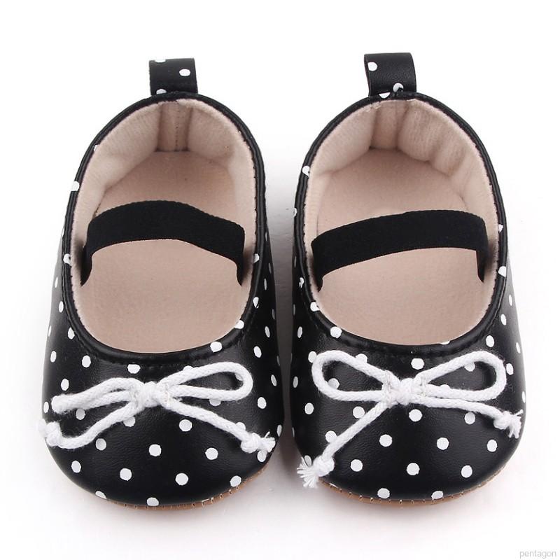 Giày Tập Đi Đế Mềm Hoạ Tiết Chấm Bi Cho Bé Gái