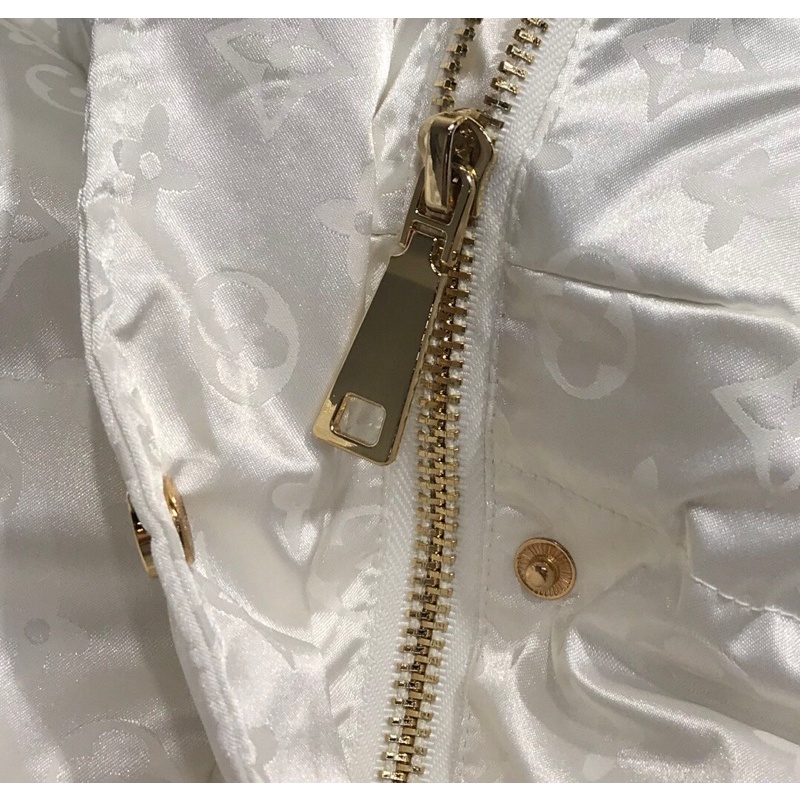 Áo khoác phao cổ cao dày dặn và ấm áp hoạ tiết thương hiệu Louis Vuitton LV cao cấp