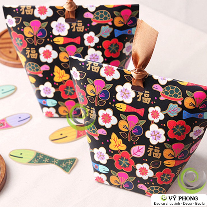 SET 2 HỘP ĐỰNG BÁNH KẸO QUÀ TẶNG HÌNH THANG TRANG TRÍ CÁC DỊP LỄ TẾT IN HỌA TIẾT HOA ANH ĐÀO MAY MẮN HBK-0060 | BigBuy360 - bigbuy360.vn