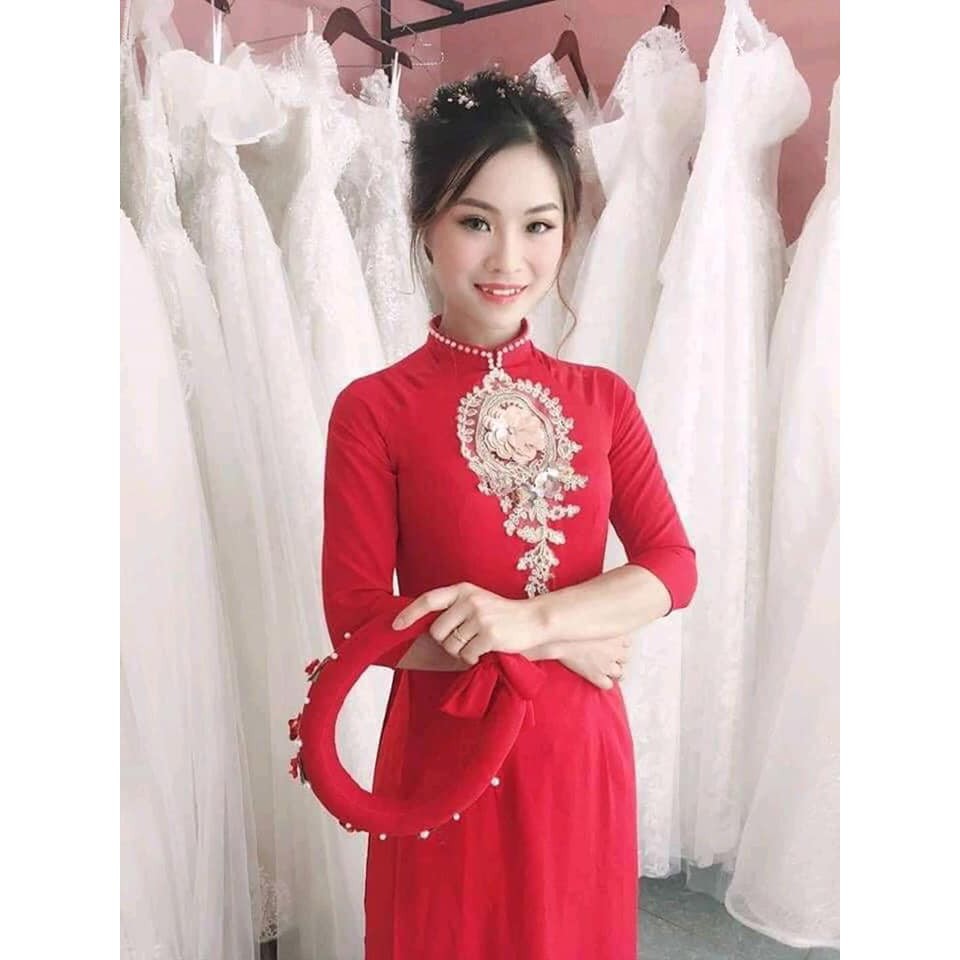 Áo dài màu đỏ đính ren đế vàng đồng kèm quần