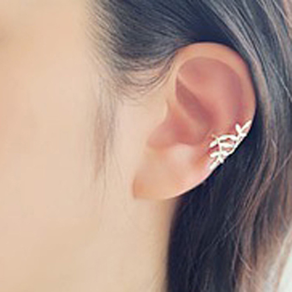 Khuyên vành tai hình lá có đính đá với hai màu vàng và bạc đầy quý phái