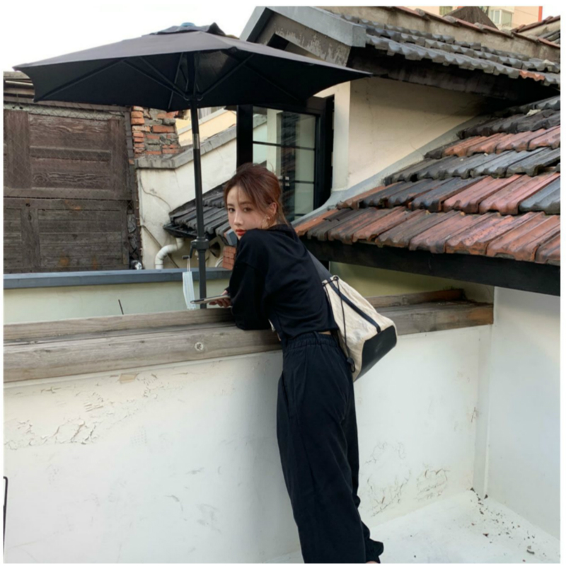 Set áo thun tay dài màu đen + áo khoác không tay phong cách Hàn Quốc | BigBuy360 - bigbuy360.vn