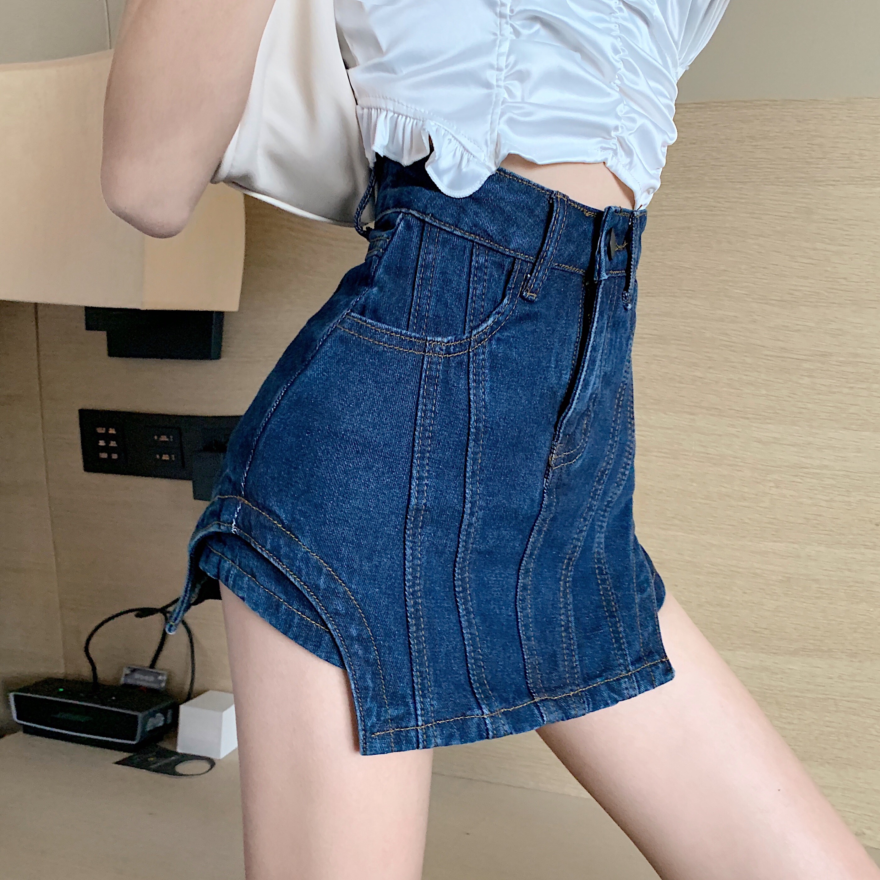 Quần denim ngắn kéo eo cao ôm dáng thời trang dành cho nữ | BigBuy360 - bigbuy360.vn