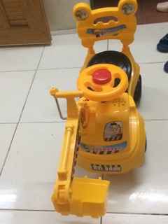 Xe cần cẩu chòi chân cho bé
