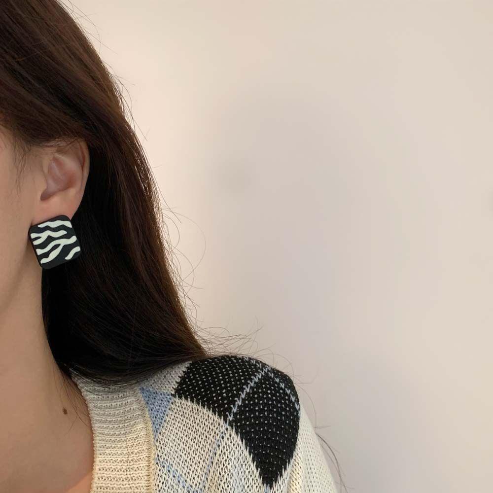 Bông Tai Hình Vuông Họa Tiết Kẻ Sọc Trắng Đen Thời Trang