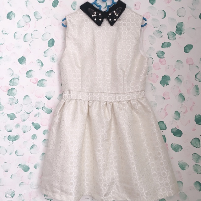 Váy cổ đính đá