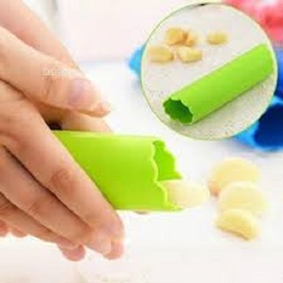 Dụng cụ bóc vỏ tỏi nhanh