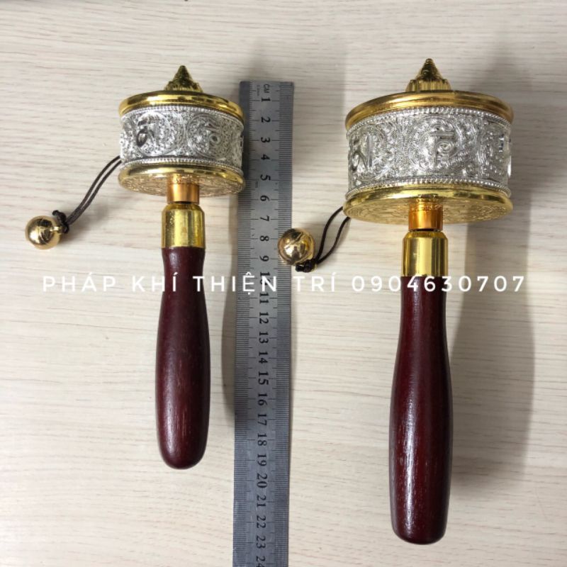 Kinh luân cầm tay xoay , có cán ,loại đẹp.Thân bằng đồng được đánh bóng vỏ ngoài có khắc chữ phạn, lõi có biến chú