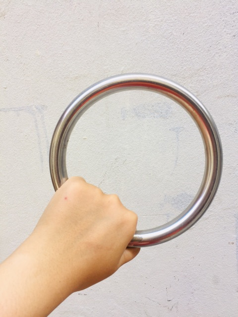 Vòng đu tay inox loại TO BẢN cầm vừa tay bé (kèm dây buộc vòng) cho bé trên 1 tuổi