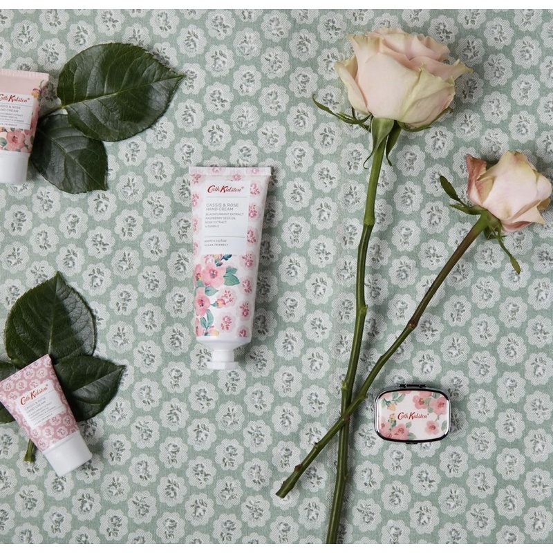 Kem dưỡng da tay vegan cho đôi tay mềm mịn Cath Kidston Beauty Freston Cassis and Rose Everyday Hand Cream 100m
