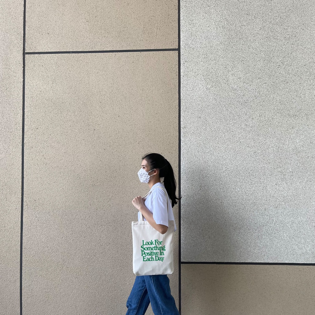 Túi tote vải mộc Tiệm nhà Pony dây kéo in hình Look for something positive in each day PM01