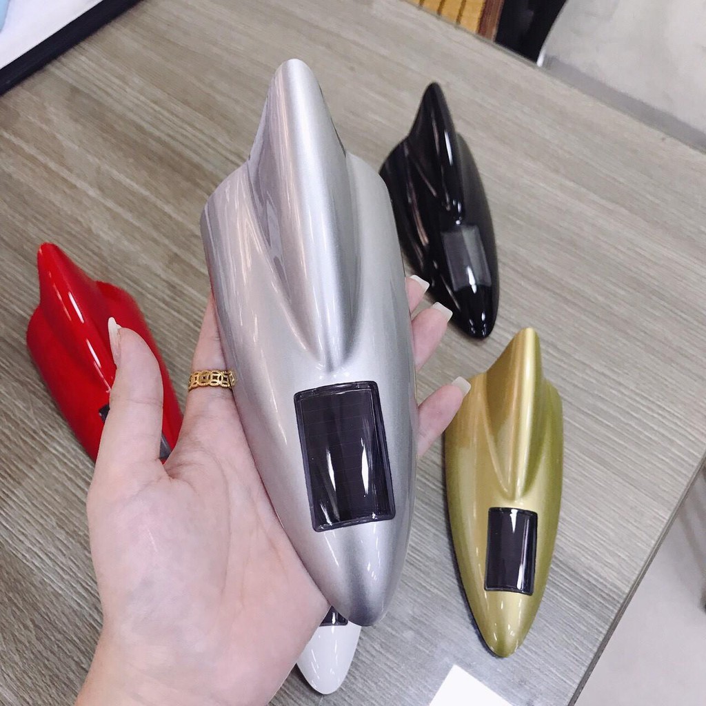Vây cá mập cho xe ô tô có đèn LED chạy năng lượng mặt trời