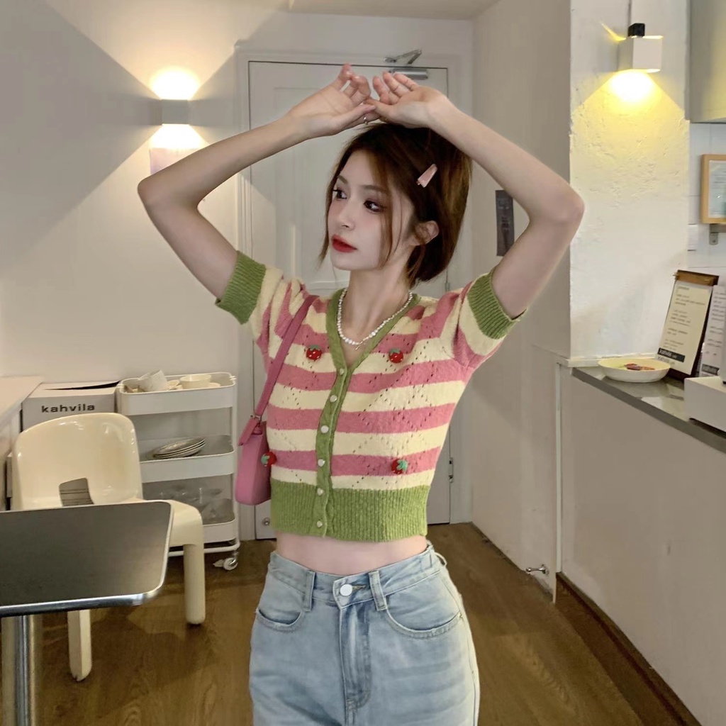 【Hana and Alice】Áo Cardigan Dệt Kim Tay Ngắn Kẻ Sọc In Hình Dâu Tây Dễ Thương