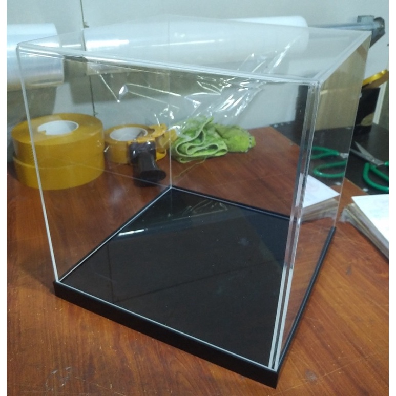 Hộp mica trưng bày sản phẩm đế cao 3cm