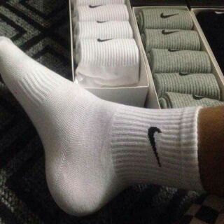 Tất Nike và Adidas