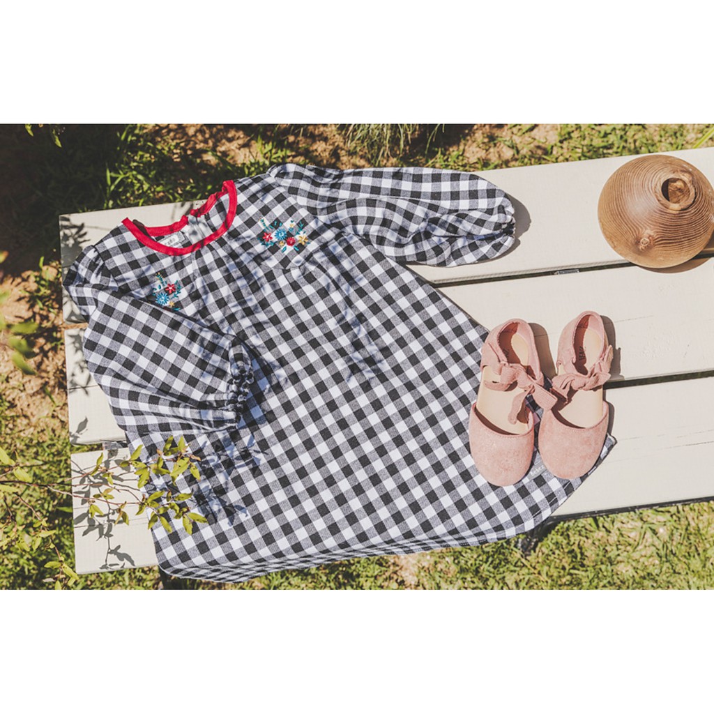 Váy bé gái Hàn Quốc Bebezoo dài tay _ Caro thêu hoa