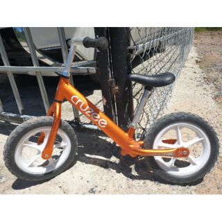 Xe cruzee màu cam